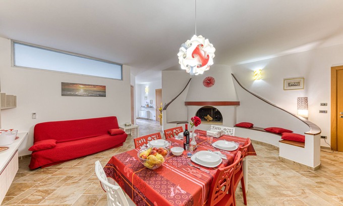 Uggiano la Chiesa House | Holiday Home 'Appartamento In Villa' with Private Terrace, Wi-Fi and Air Conditioning