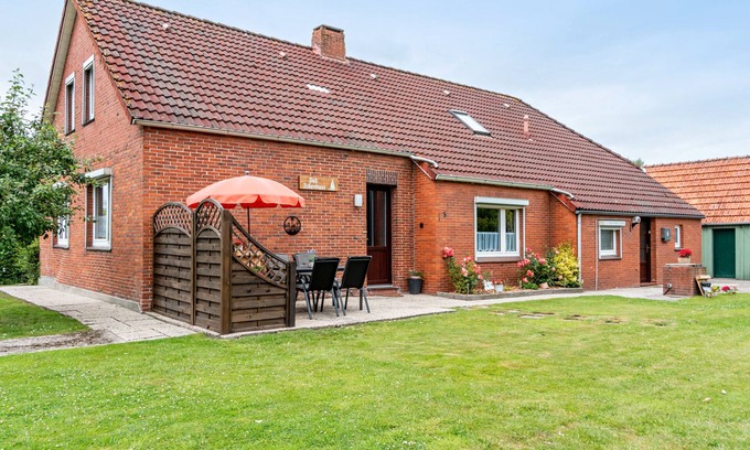Ihlow House | Holiday Home 'Jollenhuus' with Private Terrace, Private Garden and Wi-Fi