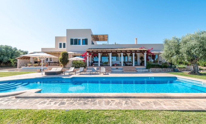 S Horta House | Holiday Home 'Korema' with Sea View, Private Pool and Wi-Fi