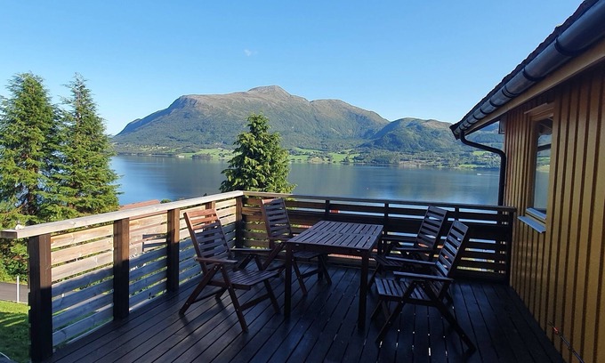 Averoy House | Holiday Home Kvernesfjord with fishing opportunities