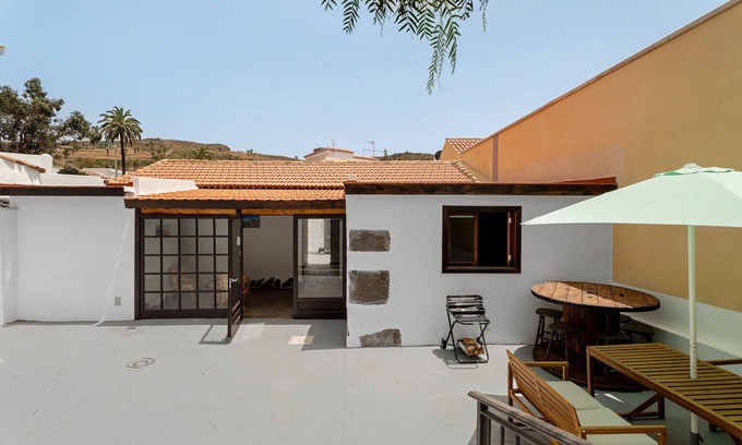 Alajero House | Holiday Home 'La Bodega' with Mountain View, Private Terrace and Wi-Fi