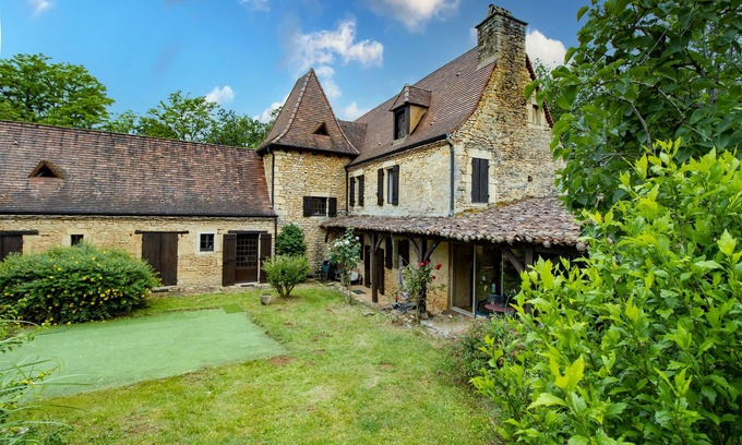 Marquay House | Holiday Home 'La Faurie De Puymartin' with Shared Pool, Private Terrace and Wi-Fi