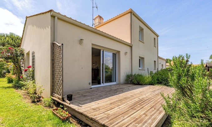 Pornic House | Holiday Home 'La Fontaine Aux Bretons' with Private Terrace, Private Garden and Wi-Fi