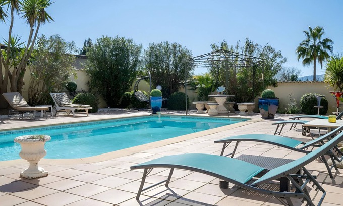 Les Baraques House | Holiday Home 'La Maison Provençale' with Private Pool, Wi-Fi and Air Conditioning