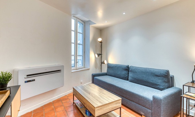 Beziers City Centre House | Holiday Home 'La Reine' with Wi-Fi and Air Conditioning