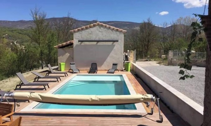 Sainte-Jalle House | Holiday Home 'Le Cigalou - Drôme Provencale' with Mountain View, Shared Pool and Wi-Fi