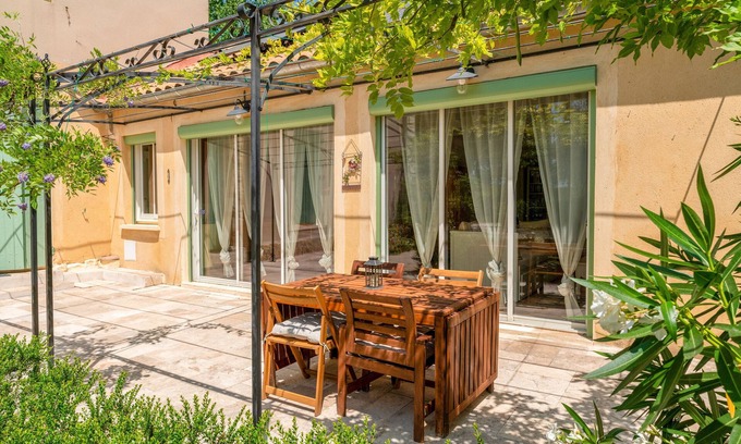 Bollene House | Holiday Home 'Le Secret D'hestia' with Shared Pool, Wi-Fi and Air Conditioning