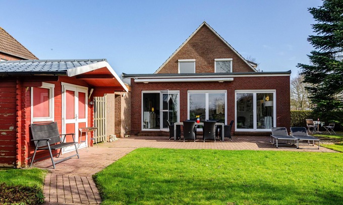 Leezdorf House | Holiday Home 'Leezdorf Ostfriesland' with Private Terrace, Private Garden and Wi-Fi