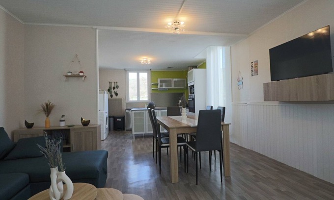 La Bourboule House | Holiday Home 'Les Lavandes' with Mountain View and Wi-Fi