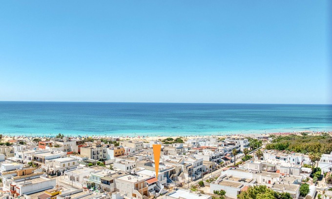 Lido Marini House | Holiday Home 'Lido Marini Vicino La Spiaggia' with Balcony and Air Conditioning