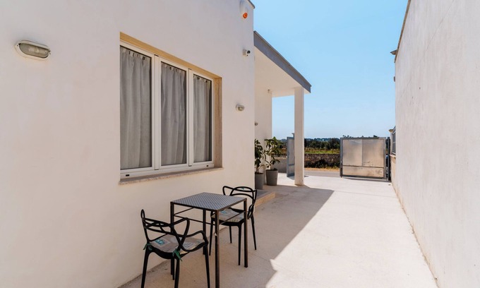 Sant'Isidoro House | Holiday Home 'Lu Mare' with Sea View, Shared Garden and Air Conditioning