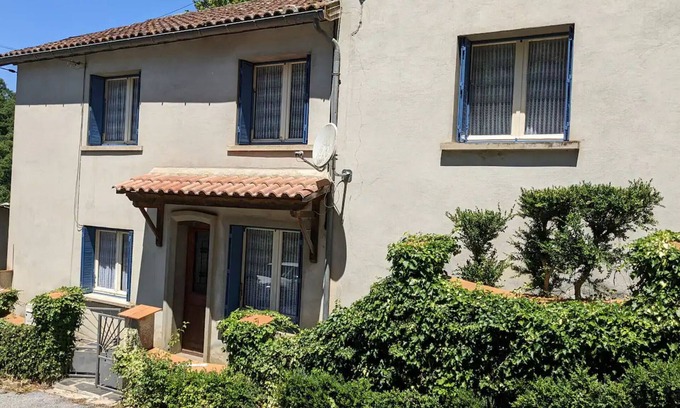 Cambounes House | Holiday Home 'Maison De Vacances En Campagne' with Private Terrace, Private Garden and Wi-Fi