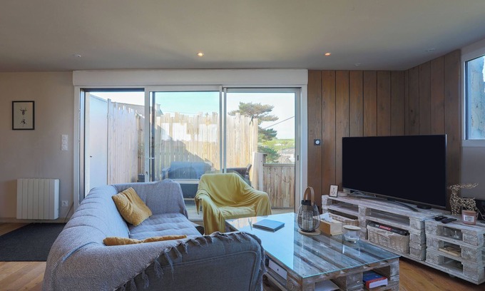 Langueux House | Holiday Home 'Maison De Charme Vue Mer Et Jacuzzy' with Private Garden and Wi-Fi