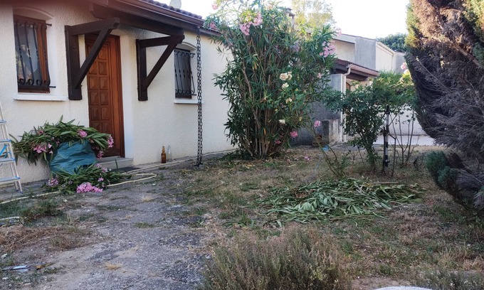 Saintes House | Holiday Home 'Maison De Famille' with Private Terrace and Private Garden