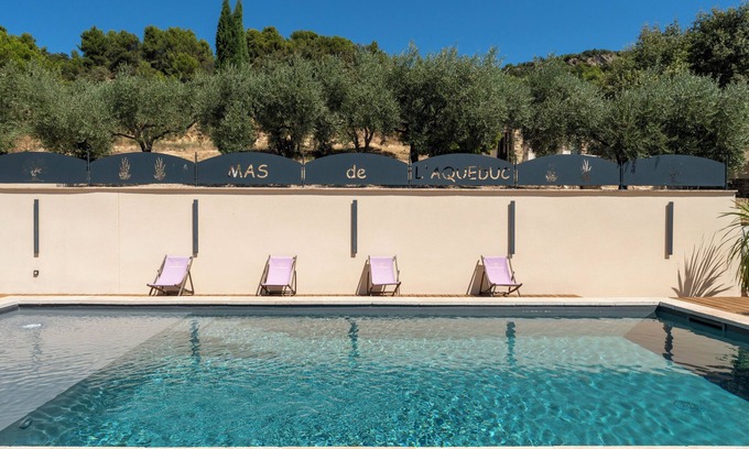 Le Barroux House | Holiday Home 'Mas De L'Acqueduc' with Shared Pool, Wi-Fi and Air Conditioning
