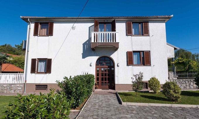 Opric House | Holiday home mit Klimaanlage und Garten