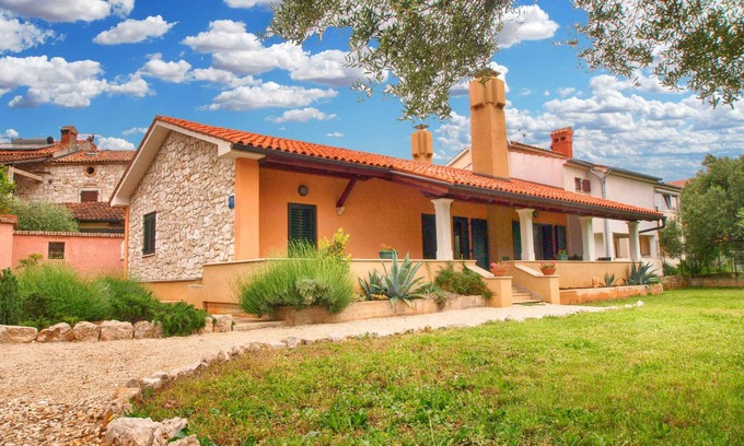 Gulici House | Holiday home mit Terrasse und Klimaanlage