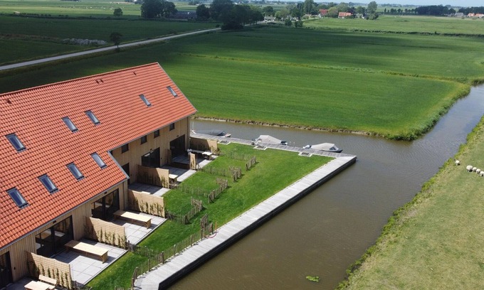 Leons House | Holiday home on the Frisian water with garden