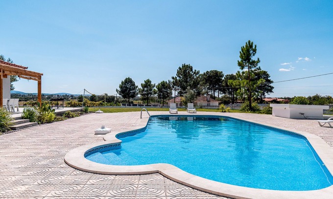 Palhais House | Holiday Home 'Palmela Sunset Villa' with Mountain View, Private Pool and Wi-Fi