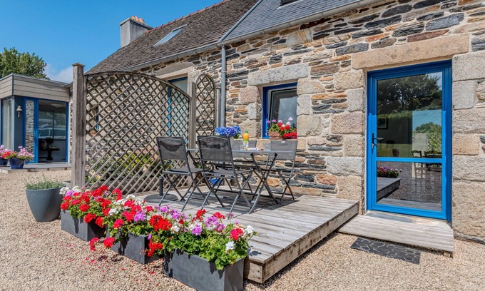 Taule House | Holiday Home 'Petite Maison' with Private Terrace and Shared Garden