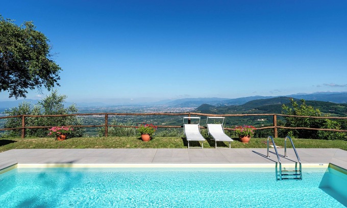 Giugnano House | Holiday Home 'Podere Calistri' with Mountain View, Wi-Fi and Air Conditioning