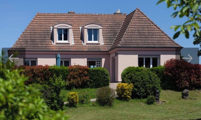 Paray-le-Monial House | Holiday Home 'Proprit Haut De Gamme Le Clos' with Private Terrace, Private Garden and Wi-Fi