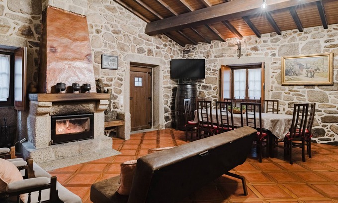 Montalegre House | Holiday Home 'Casa Com 4 Quartos' with Shared Terrace, Balcony and Wi-Fi