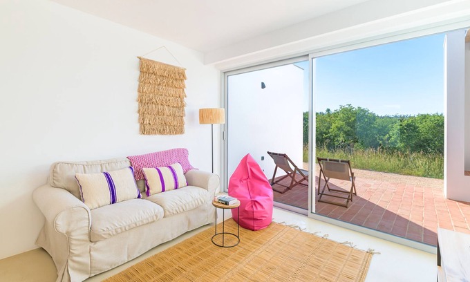 Baiona House | Holiday Home 'Casa 2' with Private Pool, Wi-Fi and Air Conditioning