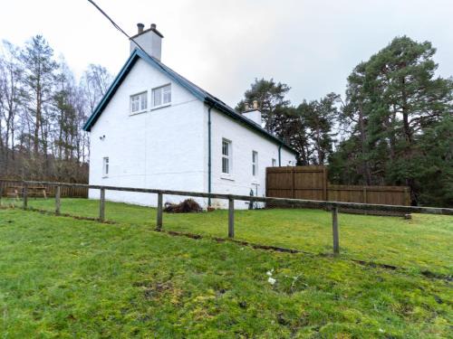 Alvie House | Holiday Home Railway House by Interhome