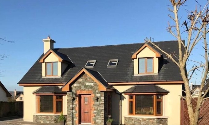 Silvermines House | Holiday Home Rose Garden House, Milltown