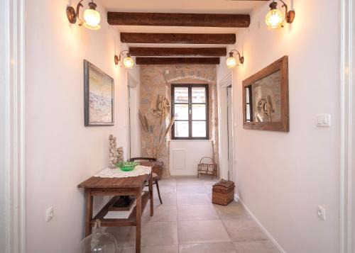 Pitve Apartment | Holiday Home Skala with hot tub & Kala with terrace