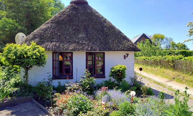 Suderdeich House | Holiday Home 'Unser Froschhaus' with Private Terrace, Private Garden and Wi-Fi