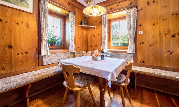 Casola House | Holiday Home 'Urthalerhof Historic' with Mountain View, Shared Garden and Wi-Fi