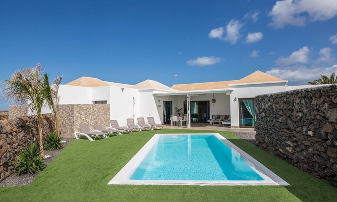 La Oliva Villa | Holiday Home “Villa Era 1” with Garden, Pool, Terrace & Wi-Fi