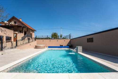 Kobasicari House | Holiday home Villa Antique