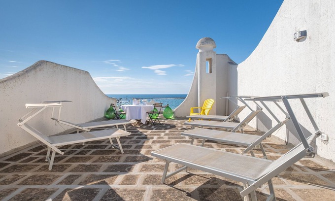 Sant'Isidoro House | Holiday Home 'Villa Gaudì - Vicens' with Sea View, Wi-Fi and Air Conditioning