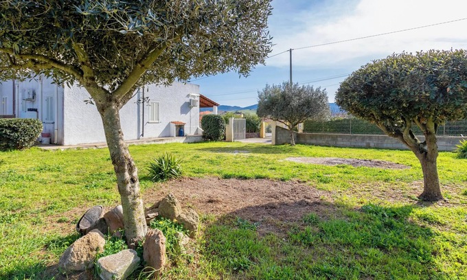 Palmadula House | Holiday Home 'Villetta I Pitosfori' with Terrace, Garden & Wi-Fi
