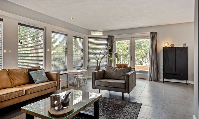Drachten House | Holiday home with a garden and parking