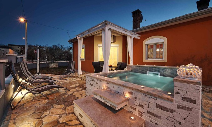 Finida House | Holiday home with air conditioning, terrace and whirlpool