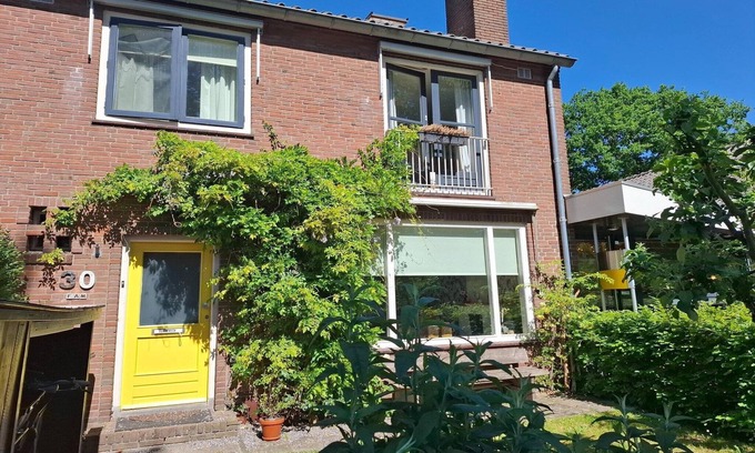 Municipality of Heiloo House | Holiday home with beautiful garden.