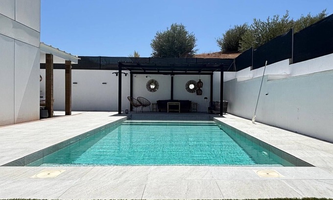 Albolote House | Holiday Home 'Your Private Paradise with Pool' with Mountain View, Wi-Fi and Air Conditioning