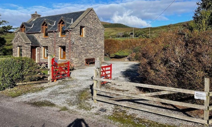Ballinskelligs House | Holiday house Ballinskelligs for 1 - 7 persons with 3 bedrooms - Holiday house