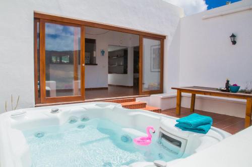 Tabayesco Villa | Holiday house Casa Mariposa in Tabayesco