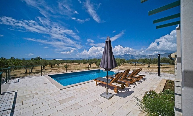 Praznica House | Holiday house Diana - pool and terrace: - Pucisca, Island Brac, Croatia