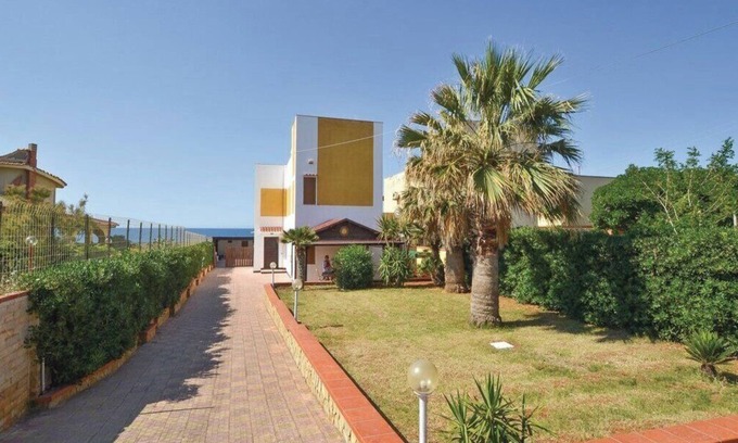 Ficarazzi Villa | HOLIDAY HOUSE IN MUCERA DIRECTLY BY THE SEA