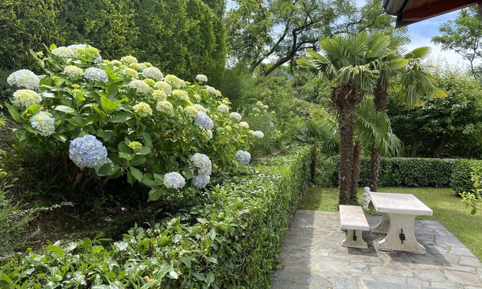 Villaggio Belmonte House | Holiday house with fantastic lake view and large private garden near the lake