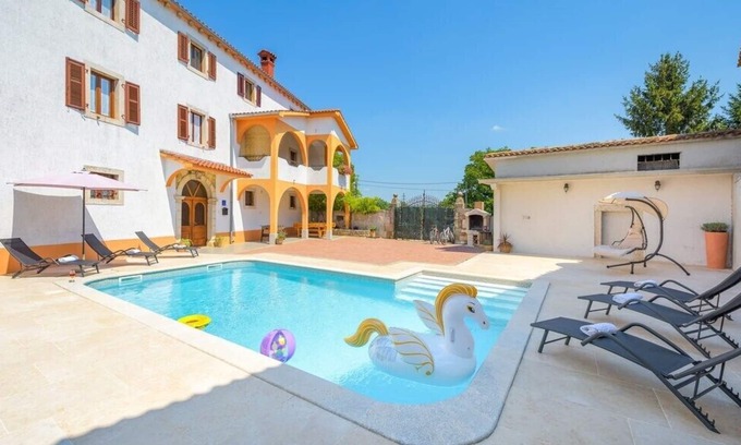 Tinjan House | Holiday House Karla Valentina