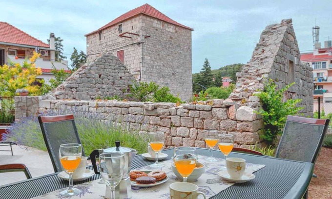 Island Hvar Villa | Holiday house Sunshine in center of Jelsa - EOS CROATIA
