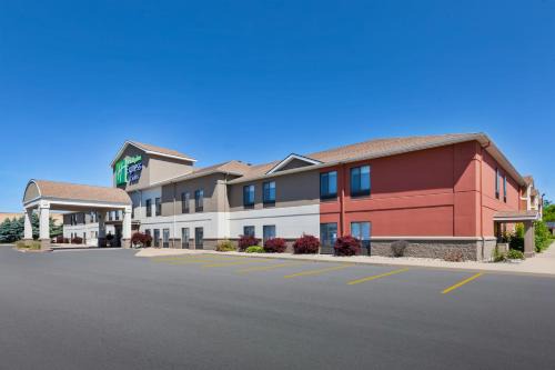 Three Rivers Hotel | Holiday Inn Express and Suites Three Rivers by IHG