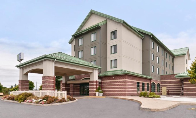 Breezewood Hotel | Holiday Inn Express Breezewood by IHG